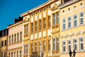 C’est l’histoire d’un propriétaire qui « travaille » dans sa « résidence principale » …